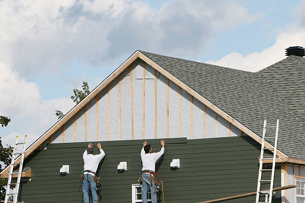 Professional Siding Installation technician working in Edgewood, WA